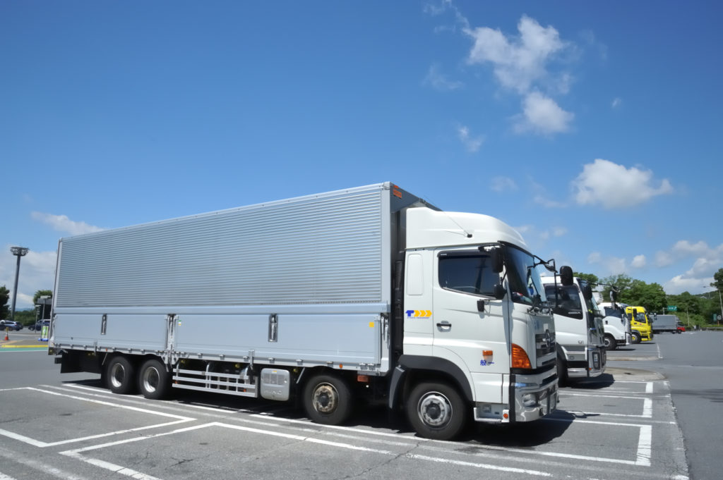 駐車中の大型トラック